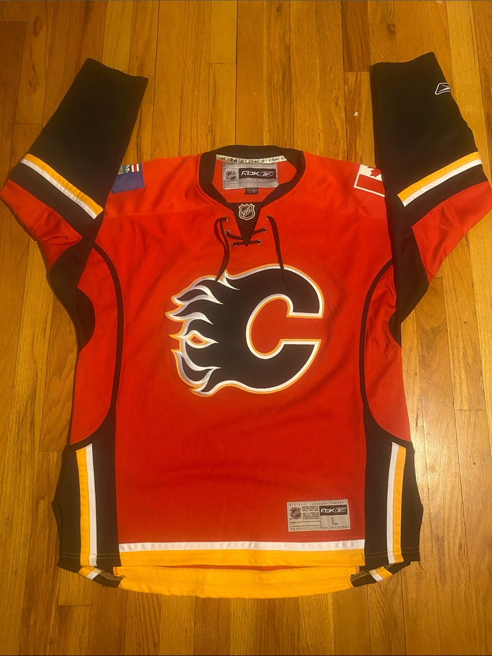 Reebok Calgary Flames Red and Black NHL Jersey Alberta/Canada Patch Size L EUC